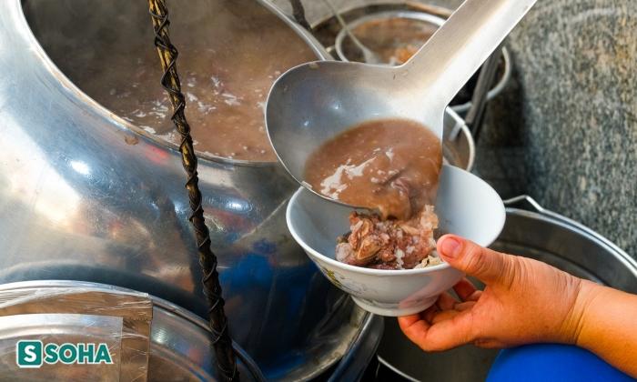 Mỗi khi có khách mua, cô chủ sẽ khuấy nhẹ cháo trước khi múc. Khách cũng có thể yêu cầu cháo lỏng hoặc cháo đặc tùy theo nhu cầu. Anh Hòa chia sẻ: “Tôi ăn ở đây vì hương vị quen thuộc. Nước cháo không quá đậm đà nhưng có mùi vị như cháo dưới miền Tây nên khá hợp khẩu vị. Tô cháo có giá 44.000 đồng tương đối vừa phải, không quá cao”.