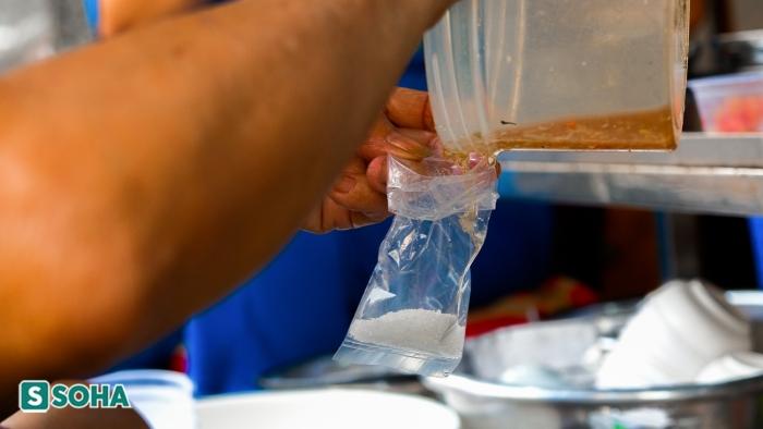 Nước mắm chấm lòng được pha thêm đường trước khi đến tay thực khách. Má Hai chia sẻ: "Nước mắm ngon là phải đúng tỉ lệ giữa đường, nước mắm, chanh, tỏi, ớt. Đối với cháo lòng, nước chấm phải có vị mặn ngọt thanh thanh, không quá đậm đà".