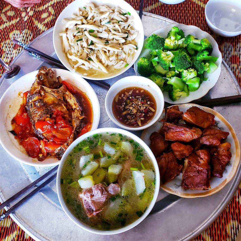 Những mâm cơm đầy ú ụ, thơm ngào ngạt cho 4 người ăn no nê-4