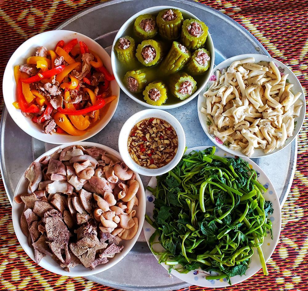 Những mâm cơm đầy ú ụ, thơm ngào ngạt cho 4 người ăn no nê-5