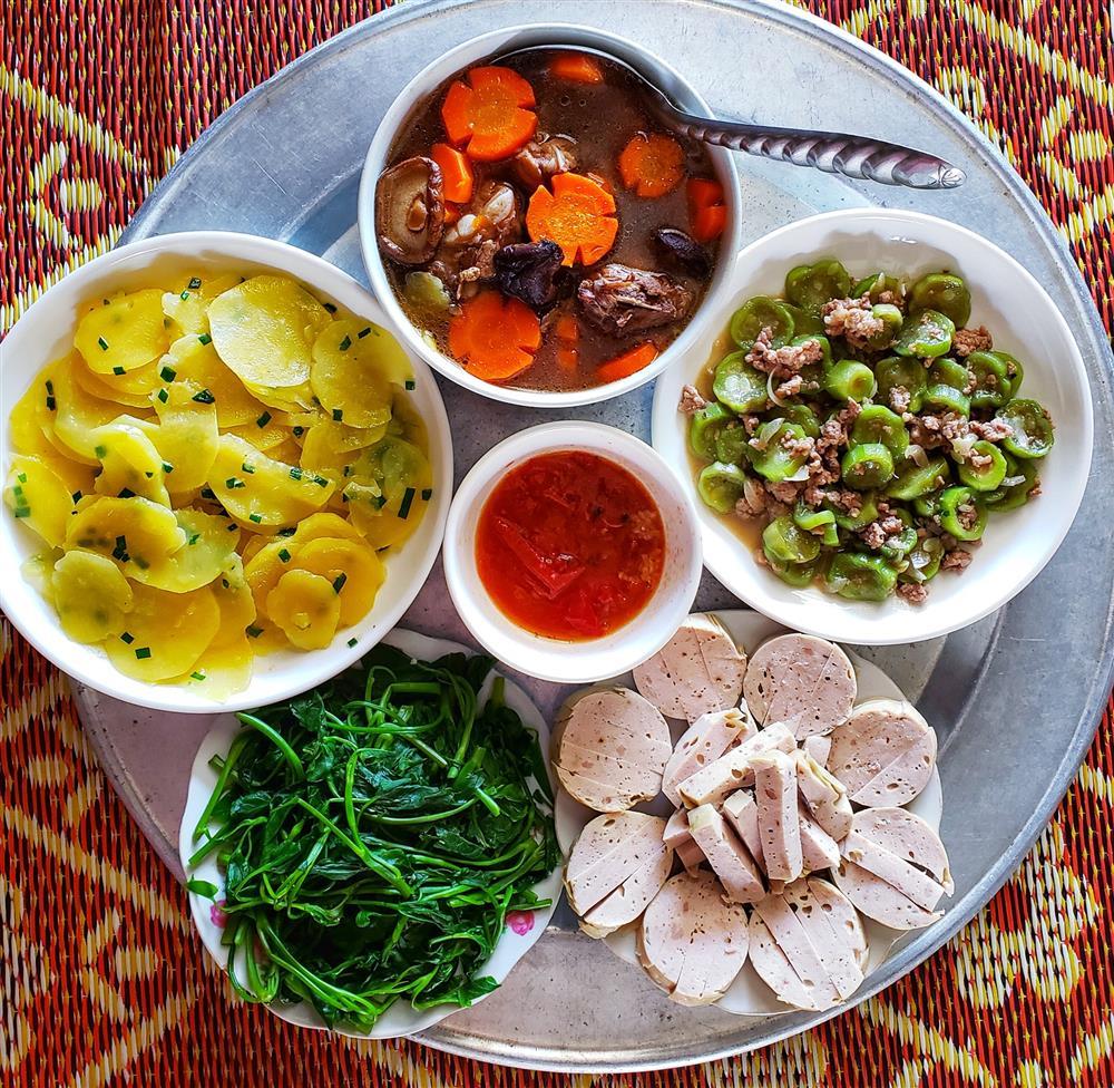 Những mâm cơm đầy ú ụ, thơm ngào ngạt cho 4 người ăn no nê-8