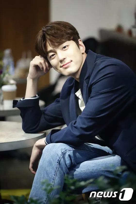 Nam phụ Hẹn Hò Chốn Công Sở visual xuất sắc, mặc đẹp miễn bàn-3