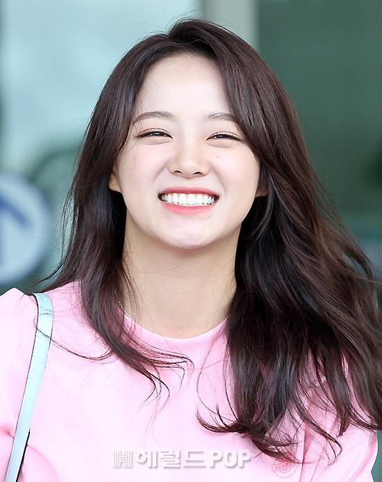 Kim Sejeong sinh năm 1996, xuất phát điểm là một idol. Cô được đào tạo dưới trướng công ty quản lý Jellyfish Entertainment để ra mắt với nhóm nhạc nữ.