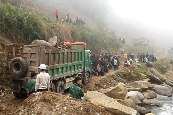 Cận cảnh hồ thủy điện lớn nhất Bắc Trung Bộ cạn kỷ lục, sắp về mực nước chết-14