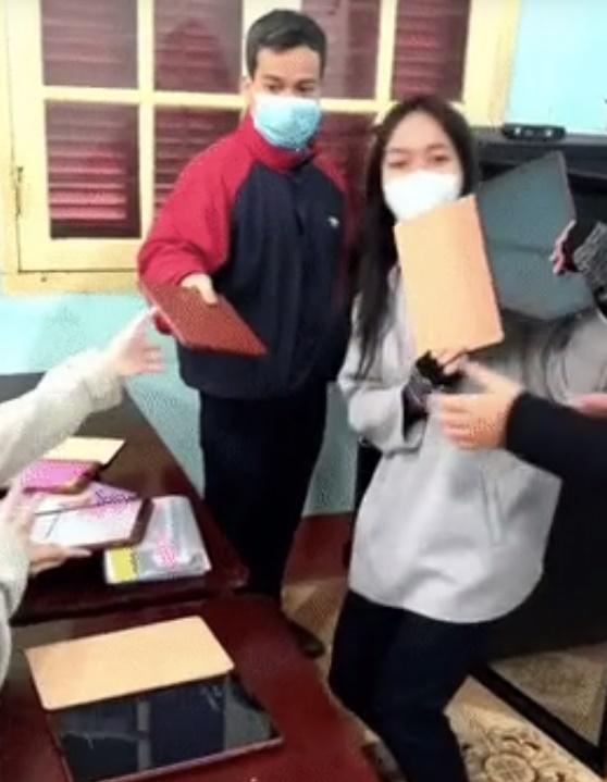 Lớp học rich kid, đi học thầy phát cho mỗi đứa một chiếc iPad-1