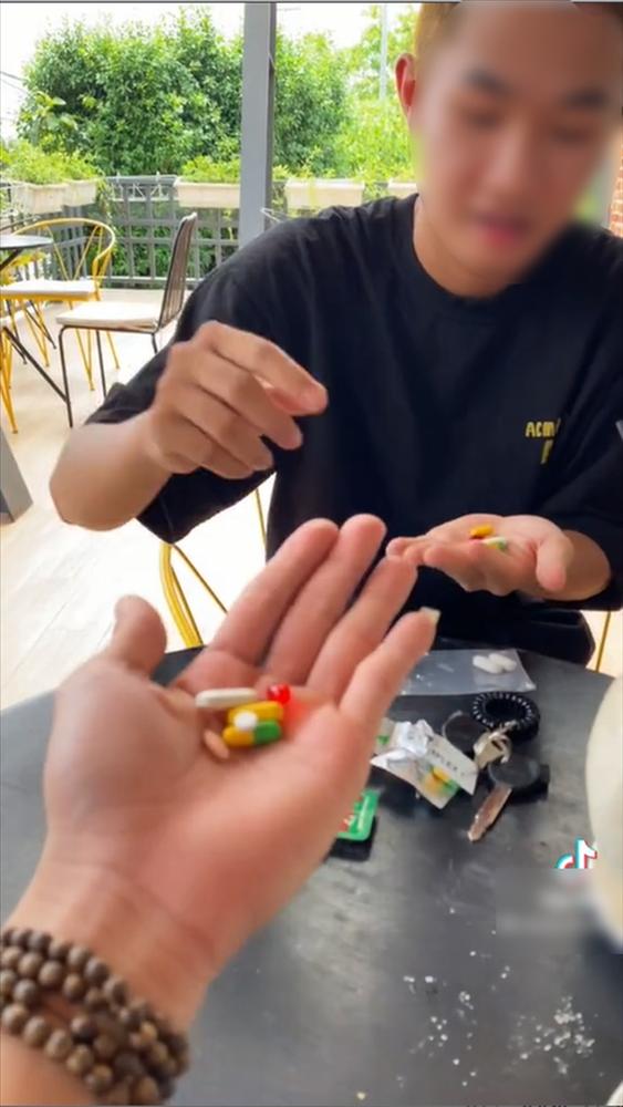 Phẫn nộ hot TikToker là F0 vẫn ra ngoài ăn uống-1