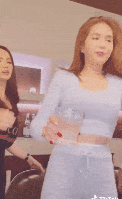 Ngọc Trinh nhiều lần lộ cảnh bê tha, rượu chè nát bét-1