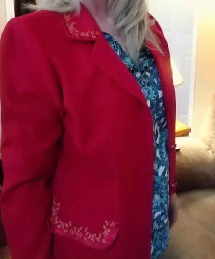 Mua chiếc áo cũ, cô gái tìm thấy lời nhắn để lại vừa buồn vừa sợ-1