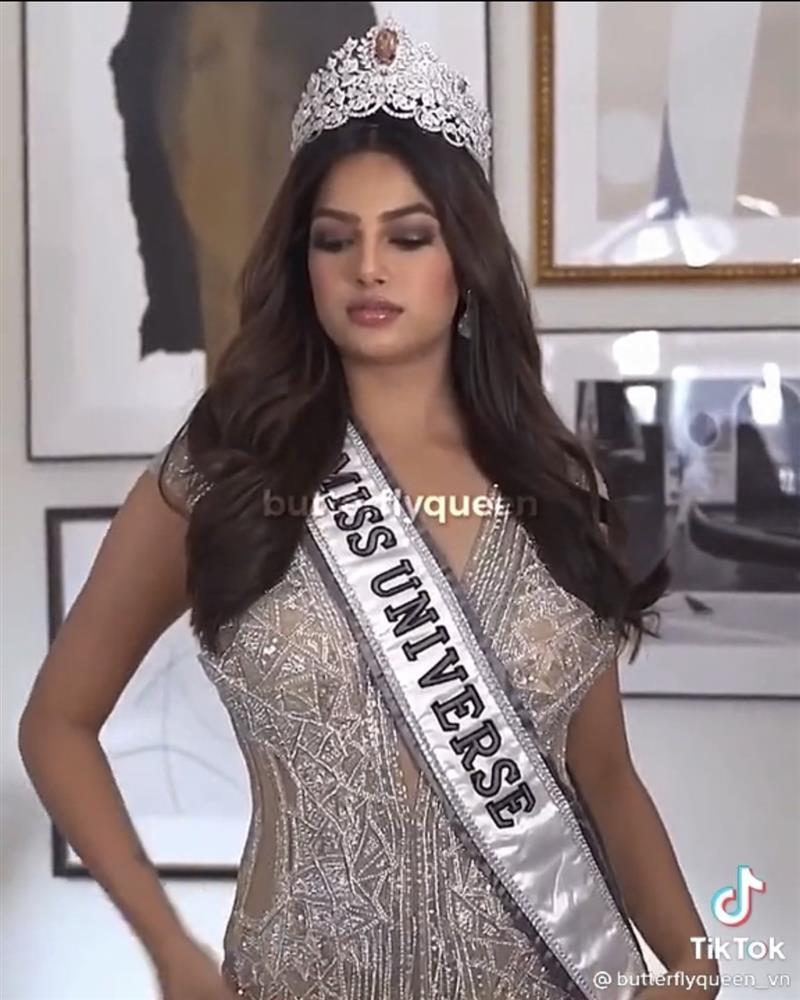 Mặc lại váy đăng quang, Miss Universe 2021 bung cả khóa vì đô vật-2