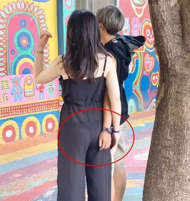 Người đàn ông gây xôn xao, diện quần lọt khe ra đường-8