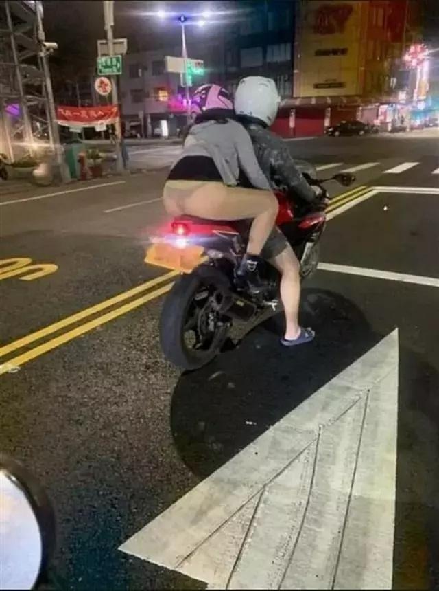 Người đàn ông gây xôn xao, diện quần lọt khe ra đường-9