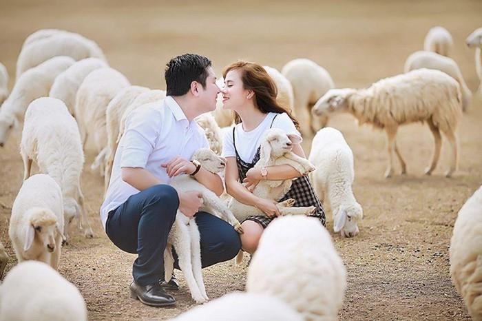 Pretty girls take pictures of wrestling sheep, the ending is both cute and heartbreaking -5