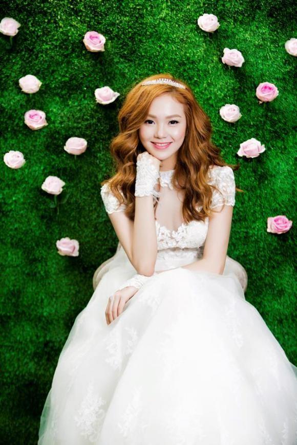 Dù bước sang tuổi 35 song nữ diễn viên vẫn cực kì trẻ trung với nhan sắc bị thời gian bỏ quên. Minh Hằng tựa công chúa khi diện đầm cưới bồng xòe.