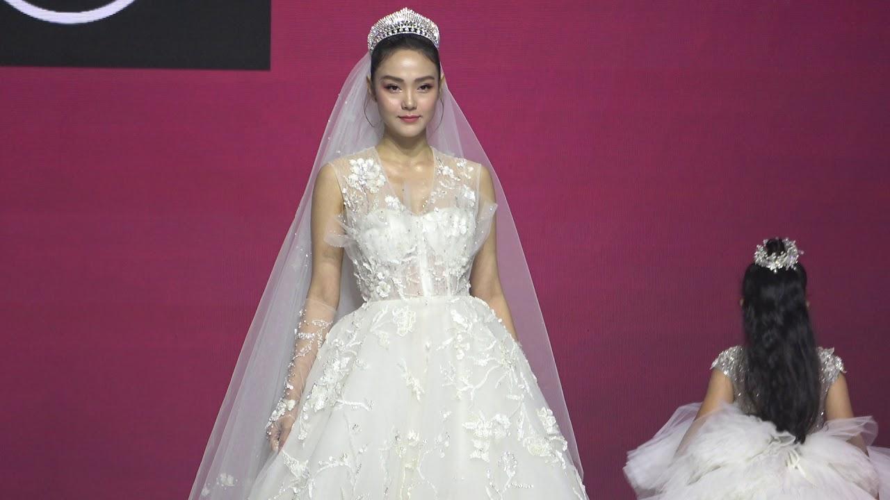 Bởi sau hàng tá lần diện váy cưới để trình diễn thì nay cô cũng được hóa nữ chính, làm cô dâu "real".