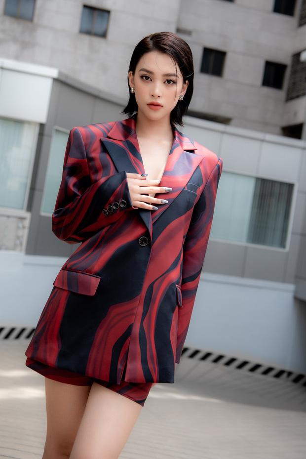 Hương Giang và các giám khảo Việt lăng xê lại mốt mặc vest quên quần-2