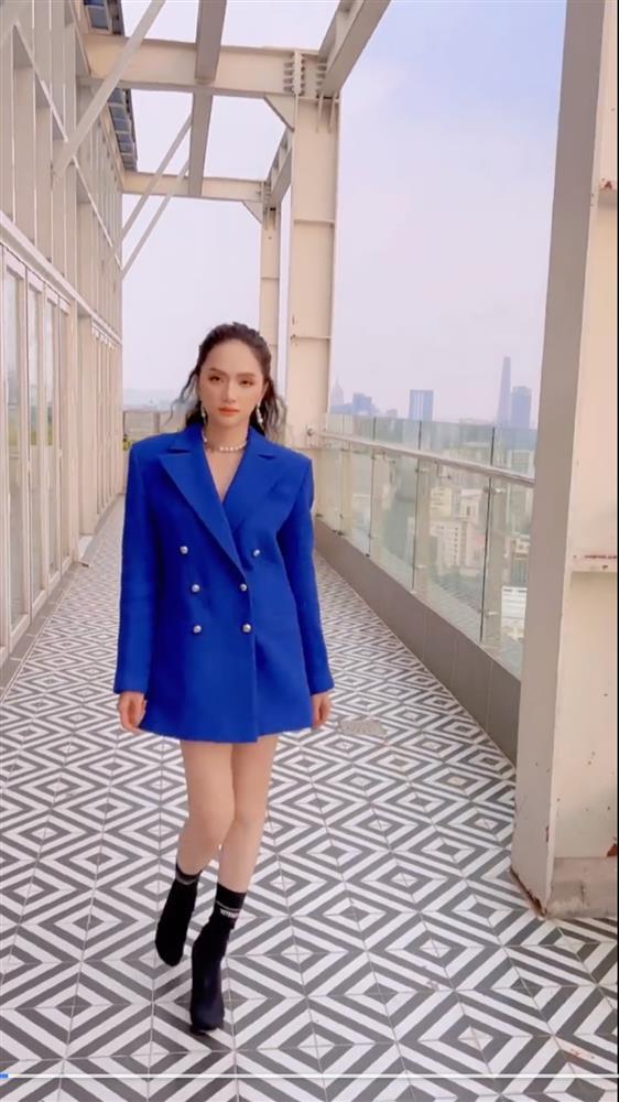 Hương Giang và các giám khảo Việt lăng xê lại mốt mặc vest quên quần-3