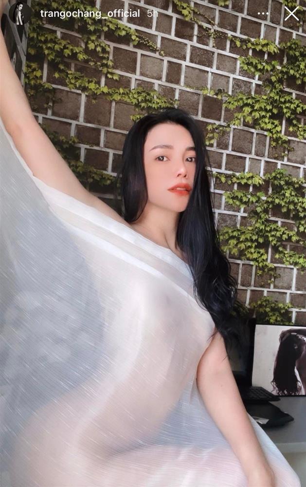 Tea Ngoc Hang is 100% nude, posing in an inviting pose-4