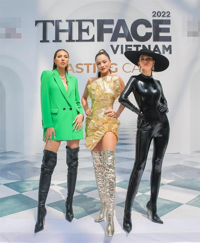 Lý do gì Minh Triệu ngồi chễm chệ giữa 2 chị lớn làng mẫu?-1