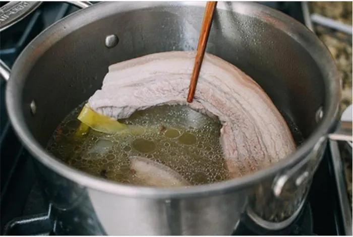 Mẹo luộc thịt ngon, trắng mềm, không bị hôi-1