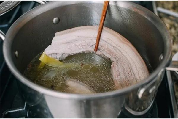 4 sai lầm khi luộc thịt khiến độc tố ngấm vào trong, chất bổ trôi ra ngoài-7