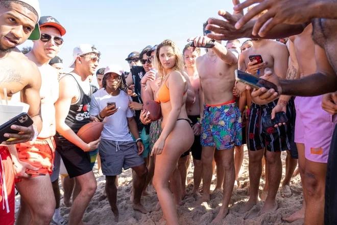 Bãi biển ở Mỹ đông nghịt người như chưa từng có Covid-19-2