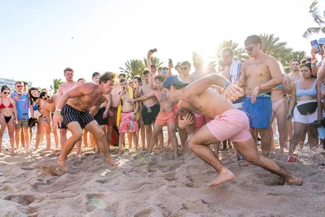 Bãi biển ở Mỹ đông nghịt người như chưa từng có Covid-19-6