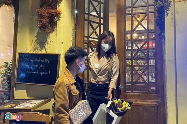 Hanoi removes the rule that restaurants close at 9pm