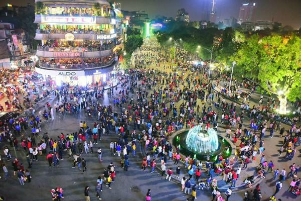 OFFICIAL: Hanoi reopens Hoan Kiem Lake pedestrian street from 18/3-1