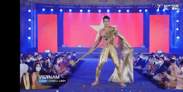The representative of Vietnam wears the national costume, revealing the third round of the Mister Global-2 final round