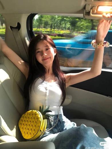 Chiêu hack dáng với quần ống suông đỉnh chóp của Triệu Lộ Tư-3