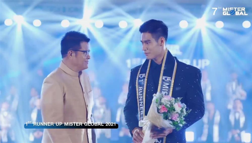 The representative of Vietnam wears the national costume, revealing the third round of the Mister Global-8 final