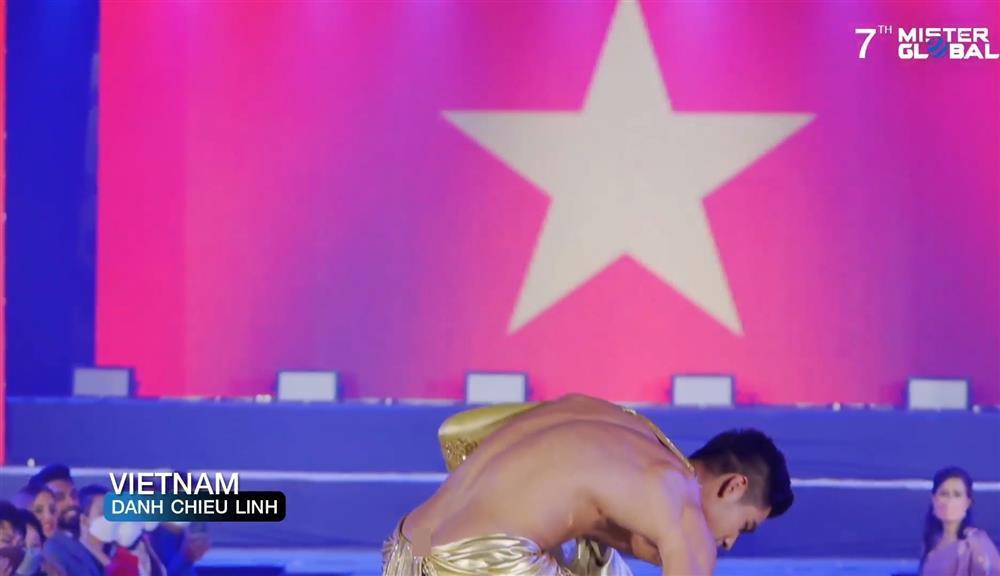 The representative of Vietnam showed off the national costume, revealing the third round of the Mister Global-4 final round