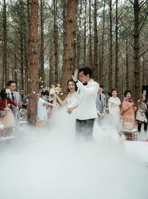 Thiếu gia từng nghi hẹn hò Tiểu Vy lấy vợ, tổ chức chuỗi đám cưới khủng-11