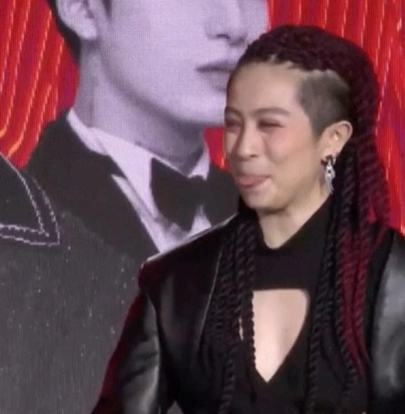 Thót tim khoảnh khắc Gil Lê mặc áo khoét ngực lộ cả khe-3