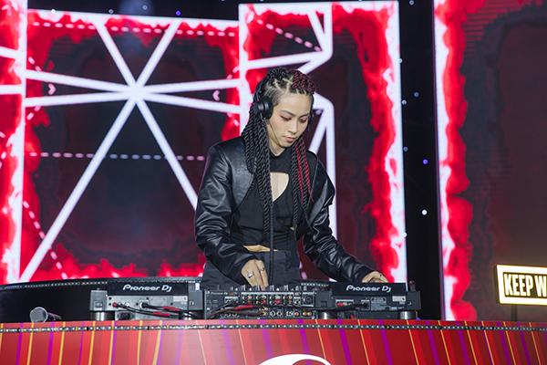 Thót tim khoảnh khắc Gil Lê mặc áo khoét ngực lộ cả khe-4