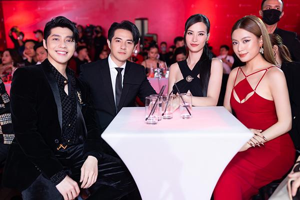 Thót tim khoảnh khắc Gil Lê mặc áo khoét ngực lộ cả khe-1