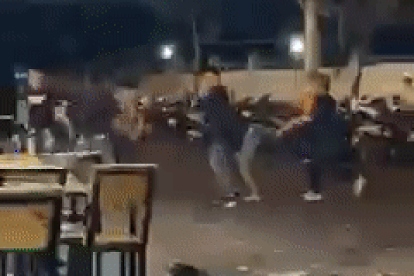 Clip: Va chạm xe, ông chú khuyết tật tung đòn dạy dỗ thanh niên trẻ-1