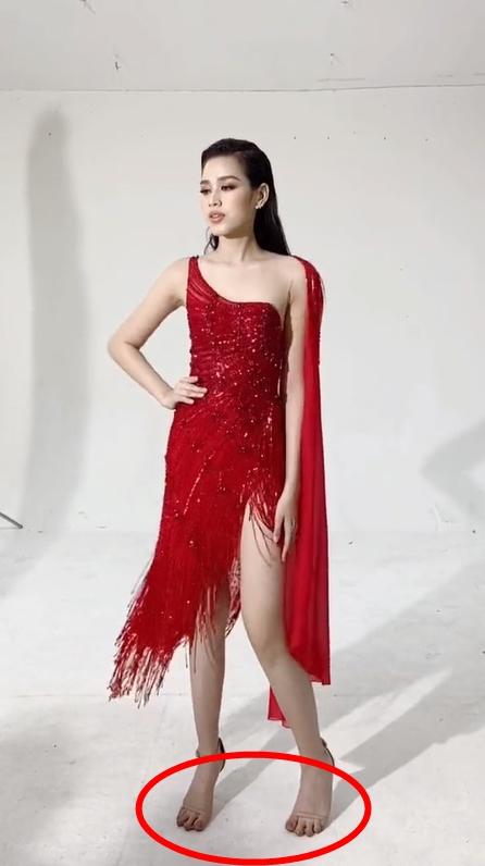 Đỗ Thị Hà bị yêu cầu thay đổi một thứ ở chung kết Miss World-2