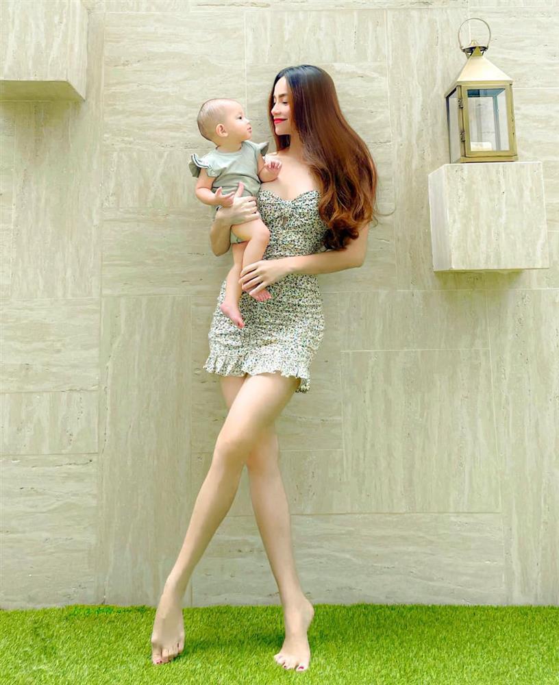 Hồ Ngọc Hà mặc áo tắm đôi với ái nữ Lisa chụp ảnh như tạp chí-8