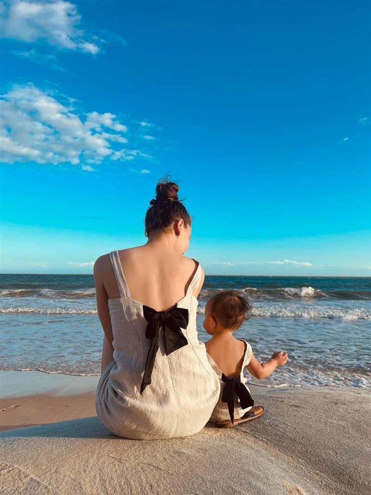 Hồ Ngọc Hà mặc áo tắm đôi với ái nữ Lisa chụp ảnh như tạp chí-13