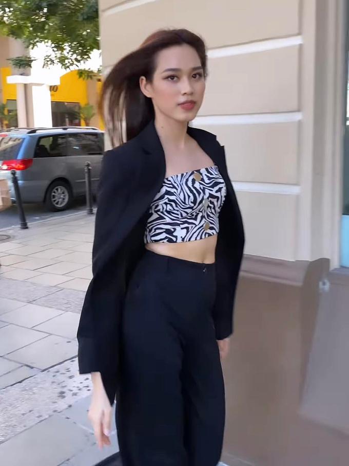 Đỗ Thị Hà thiếu quần áo hay gì mà hễ xuất ngoại là mặc mãi một món-2