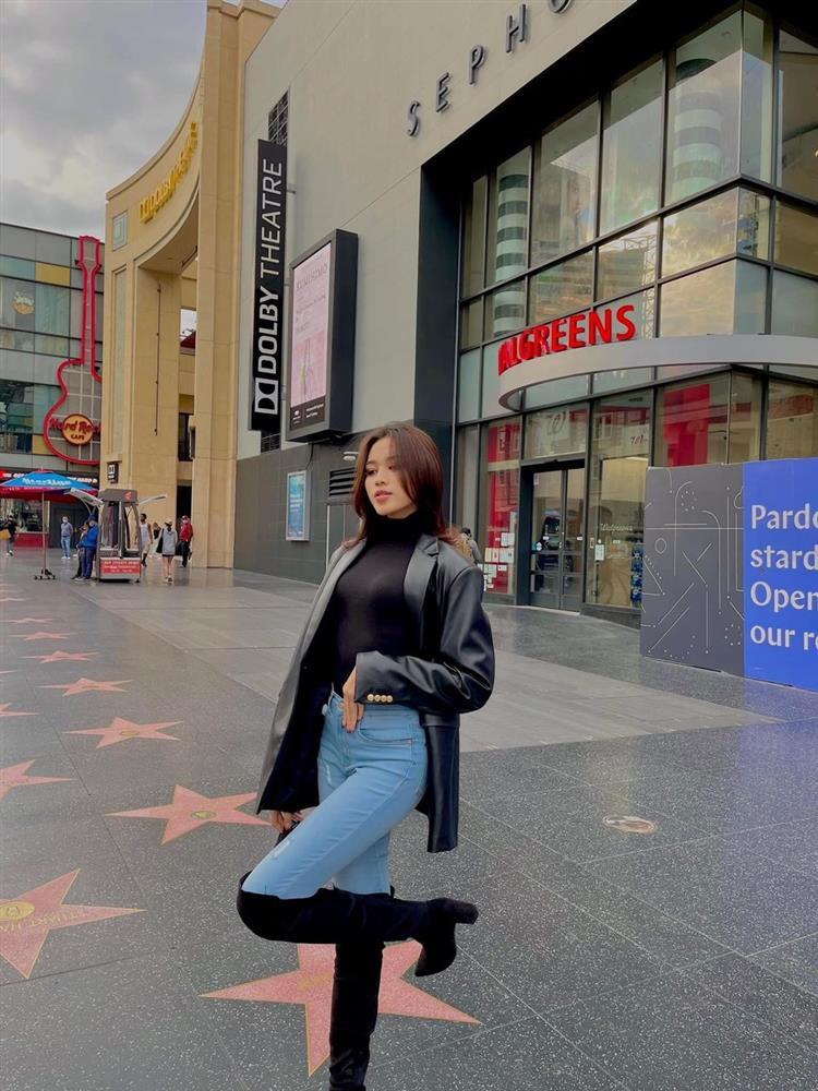 Đỗ Thị Hà thiếu quần áo hay gì mà hễ xuất ngoại là mặc mãi một món-7