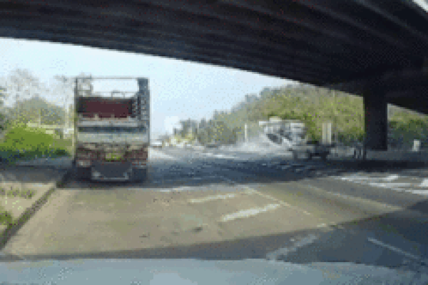 'Phê' ma túy đá, tài xế lái xe khách lao vào trụ cầu, 38 người thương vong