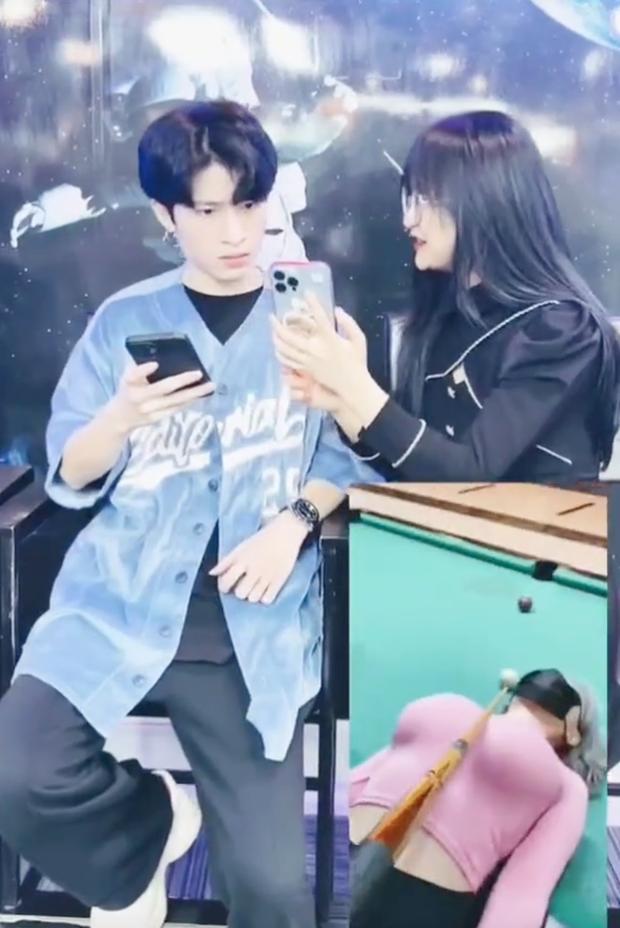 Idol tóp tóp Gấm Kami nằm trên bàn bi-a, lấy vòng 1 ra kê bóng-1