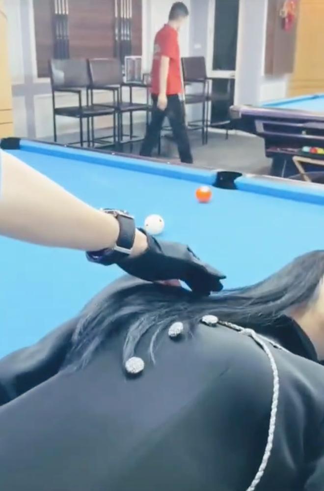 Idol tóp tóp Gấm Kami nằm trên bàn bi-a, lấy vòng 1 ra kê bóng-2