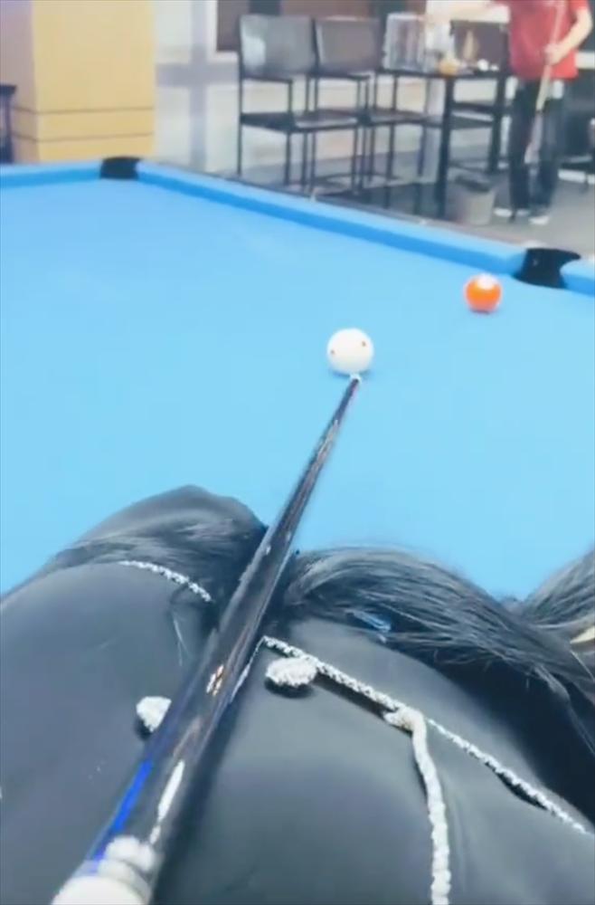 Idol tóp tóp Gấm Kami nằm trên bàn bi-a, lấy vòng 1 ra kê bóng-3