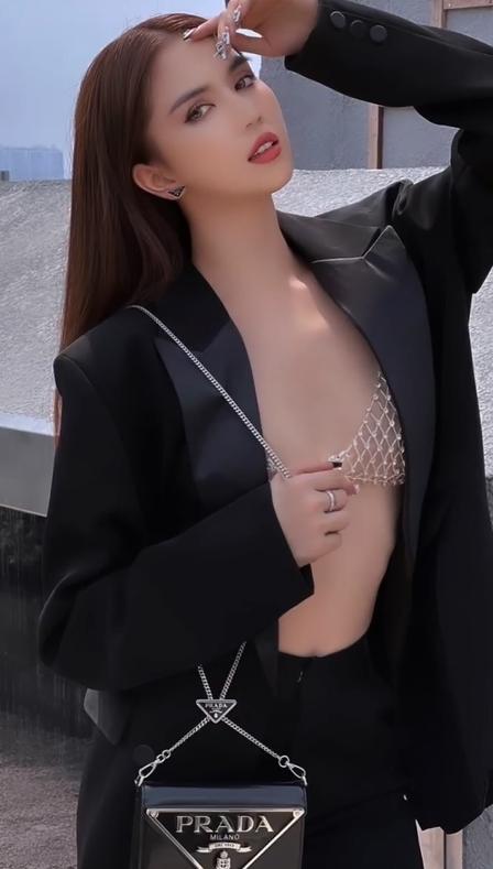 Bắt chước bra lưới Ngọc Trinh, Lương Thu Trang mặc lộn ra ngoài-6