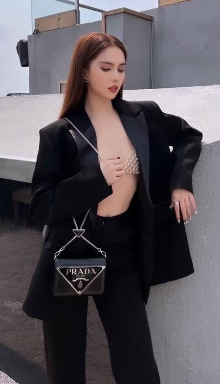 Bắt chước bra lưới Ngọc Trinh, Lương Thu Trang mặc lộn ra ngoài-8