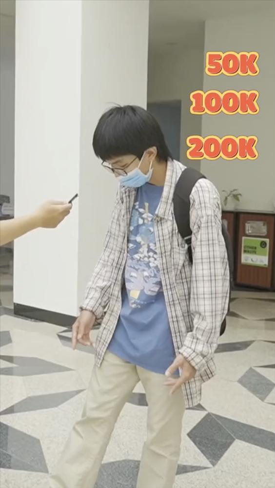 Uncovering the price of a university student outfit, someone carrying a backpack of 200 million?-2