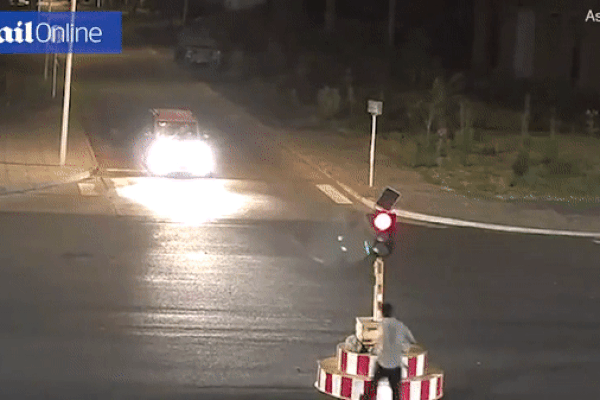 Clip: Chờ đèn đỏ lâu, tài xế nổi điên giật đổ cột đèn giao thông